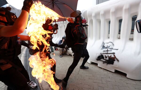 Demonstranti ignorisali upozorenje policije, sukobi na ulicama Hongkonga (foto, video) - Sputnik Srbija