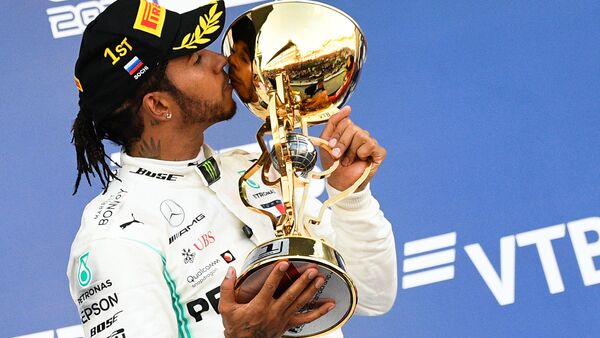 Vozač „Mercedesa“ Luis Hamilton pobedio je u 16. etapi prvenstva sveta u „Formuli 1“, koja je održana u Sočiju. - Sputnik Srbija