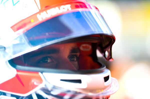 Возач „Ферарија“ Шарл Леклер уочи почетка трке „Формуле 1“ у Сочију. - Sputnik Србија