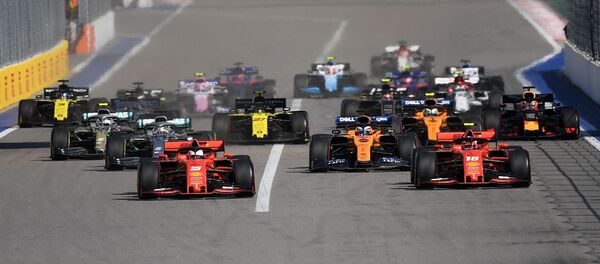 Пилоты команды Феррари Себастьян Феттель и Шарль Леклер принимают участие в гонке на 16-м этапе чемпионата мира по кольцевым автогонкам в классе Формула-1 ВТБ Гран-при России 2019  - Sputnik Србија