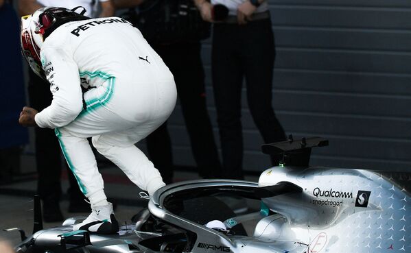Vozač „Mercedesa“ Luis Hamilton nakon finiša trke za Veliku nagradu Rusije u Sočiju. - Sputnik Srbija