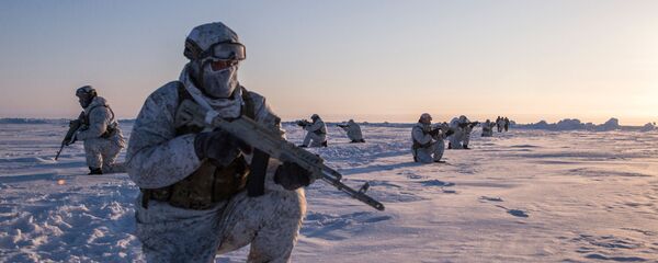 Pripadnici jedinice za specijalne namene Ruske Federacije u oblasti Severnog pola Pripadnici jedinice za specijalne namene Ruske Federacije u oblasti Severnog pola - Sputnik Srbija