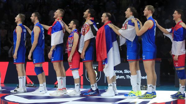 Odbojkaši Srbije pevaju nacionalnu himnu nakon osvajanja zlatne medalje na Evropskom prvenstvu u odbojci koje je održano u Parizu - Sputnik Srbija
