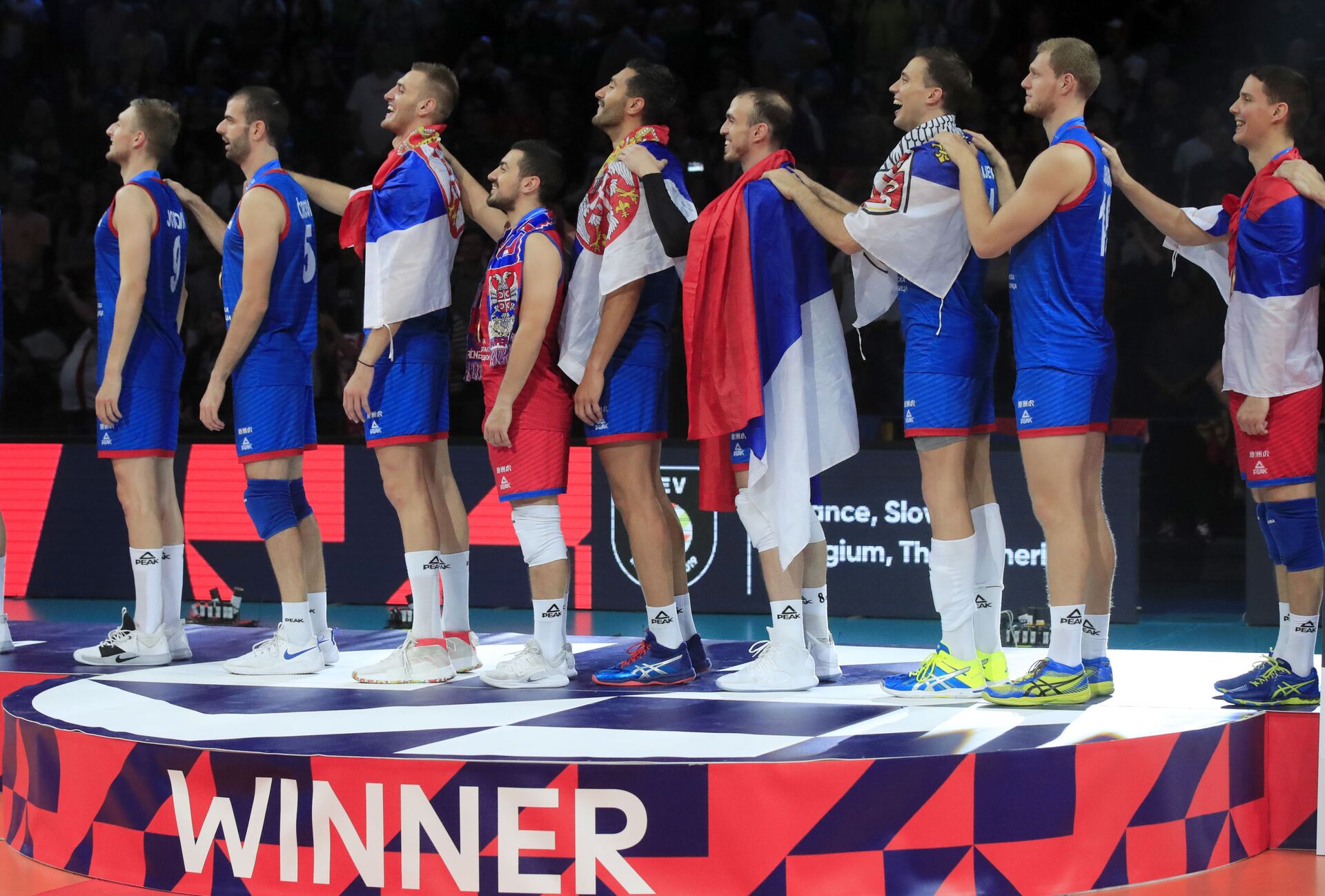 Odbojkaši Srbije pevaju nacionalnu himnu nakon osvajanja zlatne medalje na Evropskom prvenstvu u odbojci koje je održano u Parizu - Sputnik Srbija, 1920, 02.09.2021