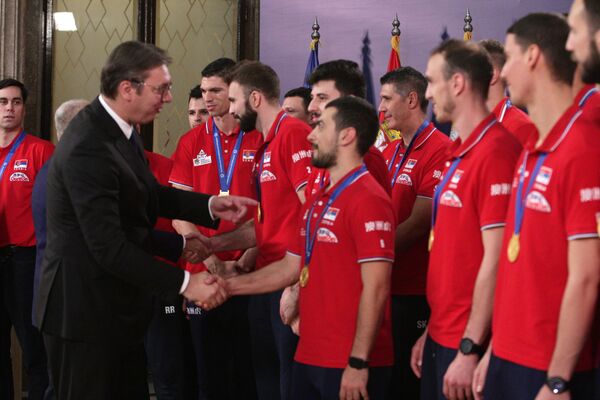 Šampioni Evrope stigli, Vučiću poklonili dres i loptu (video) Šampioni Evrope stigli, Vučiću poklonili dres i loptu (video) - Sputnik Srbija