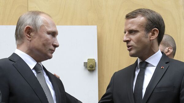 Predsednici Rusije i Francuske Vladimir Putin i Emanuel Makron na sahrani bivšeg francuskog predsednika Žaka Širaka u Parizu - Sputnik Srbija