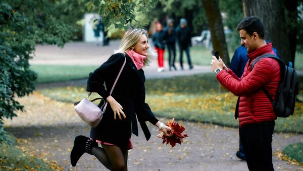 Молодые люди фотографируются на территории дворцово-паркового ансамбля Ораниенбаум - Sputnik Србија