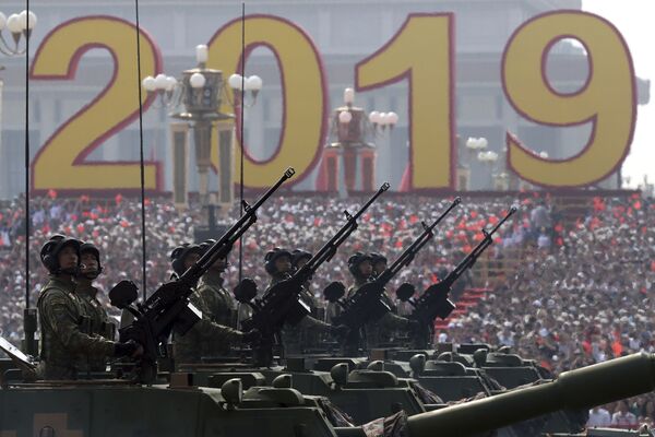 Војна техника на војној паради у част 70. годишњице оснивања НР Кине у Пекингу. - Sputnik Србија