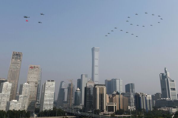 Vojni helikopteri na vojnoj paradi u čast 70. godišnjice osnivanja NR Kine u Pekingu. - Sputnik Srbija