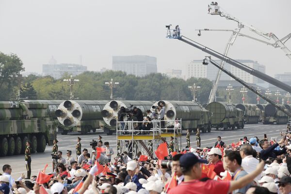 Novinari fotofrafišu rakete DF-41 i DF-5B na vojnoj paradi u čast 70. godišnjice osnivanja NR Kine u Pekingu. - Sputnik Srbija