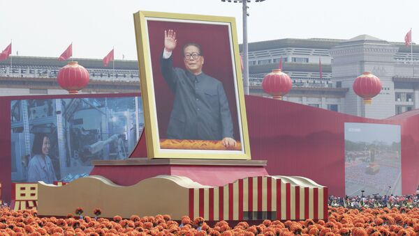 Portret bivšeg Generalnog serkretara Komunističke partije Đang Cemina na vojnoj paradi u Pekingu  - Sputnik Srbija
