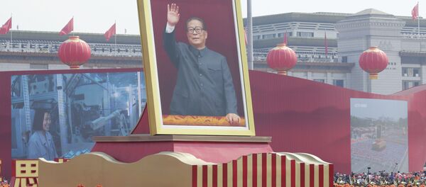 Артисты с портретом бывшего Генерального секретаря ЦК КПК Цзяна Цзэминя на военном параде в честь 70-летия образования КНР в Пекине Артисты с портретом бывшего Генерального секретаря ЦК КПК Цзяна Цзэминя на военном параде в честь 70-летия образования КНР в Пекине - Sputnik Србија
