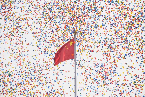 Puštanje balona na kraju vojne parade u čast 70. godišnjice osnivanja NR Kine u Pekingu. - Sputnik Srbija