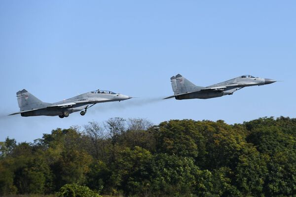 Српски мигови очи у очи са Ф-16 на небу изнад Румуније (фото, видео) Српски мигови очи у очи са Ф-16 на небу изнад Румуније (фото, видео) - Sputnik Србија