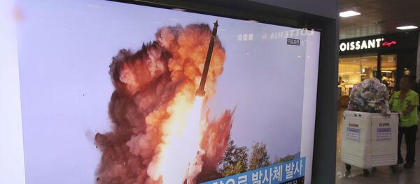 Извештај јужнокорејске телевизије о лансирању балистичке ракете у Северној Кореји Извештај јужнокорејске телевизије о лансирању балистичке ракете у Северној Кореји - Sputnik Србија