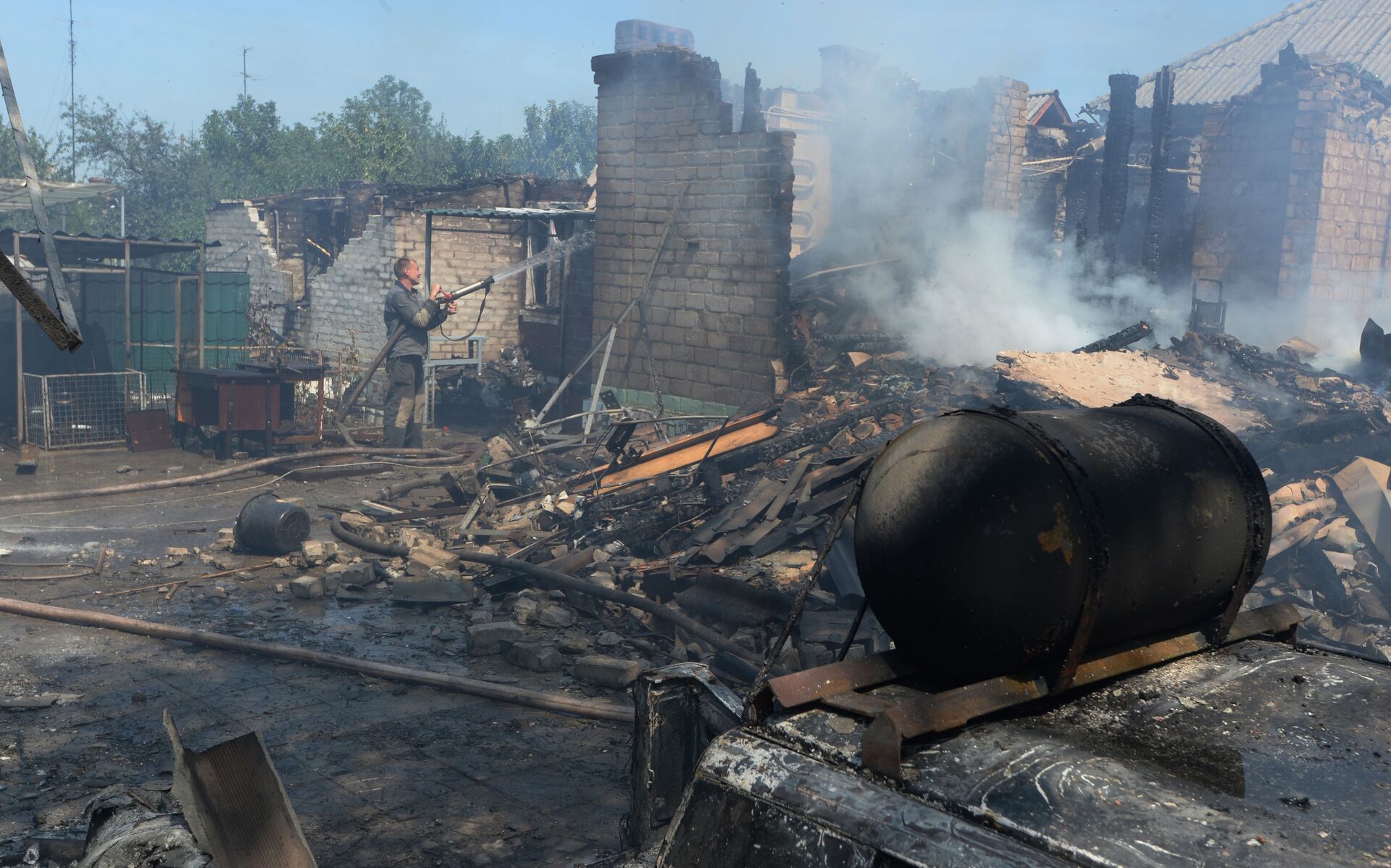 Уништене приватне куће након што је украјинска војска гранатирала село Горловка у Донбасу - Sputnik Србија, 1920, 13.07.2021