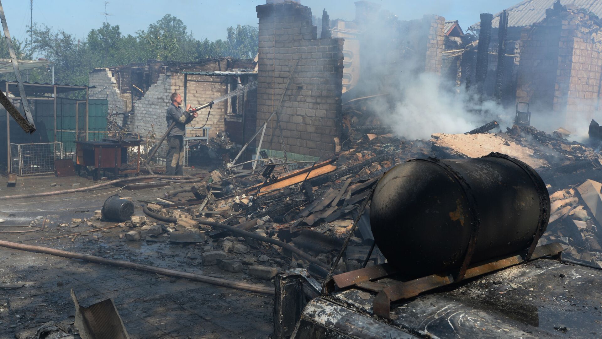 Уништене приватне куће након што је украјинска војска гранатирала село Горловка у Донбасу - Sputnik Србија, 1920, 01.05.2021