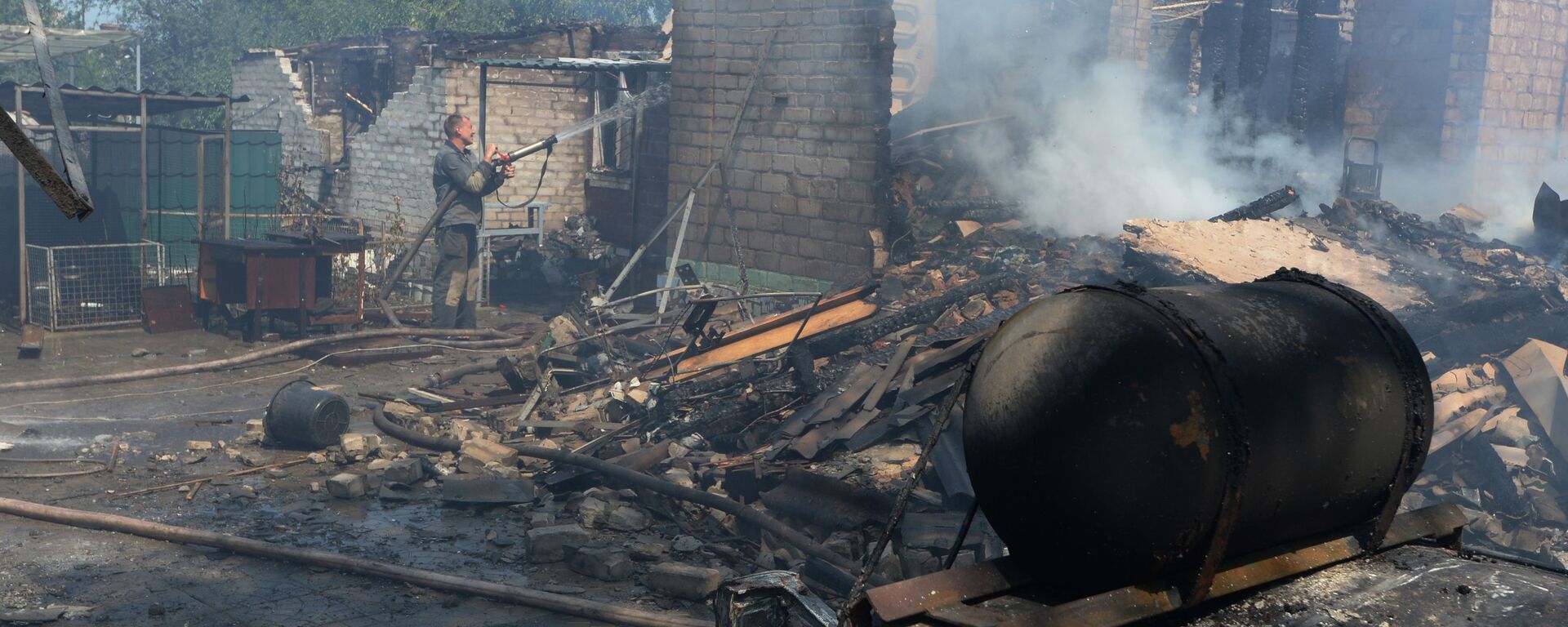 Уништене приватне куће након што је украјинска војска гранатирала село Горловка у Донбасу - Sputnik Србија, 1920, 01.05.2021