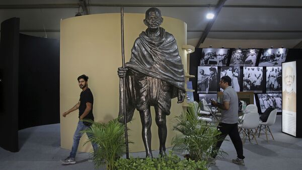 Gandijeva statua u Nju Delhiju - Sputnik Srbija