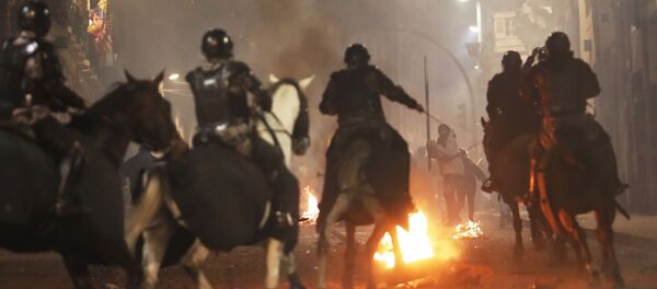 Policija juriša na demonstrante u Kitu - Sputnik Srbija