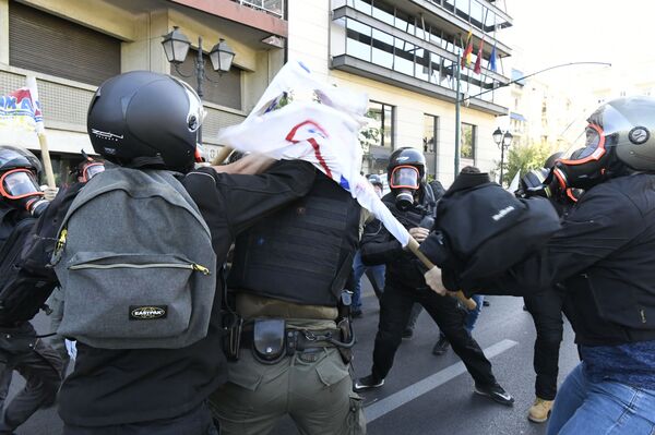 Потпис разбеснео Грке: Гореле заставе САД и НАТО, Помпеу поручили — Иди кући! (фото, видео) - Sputnik Србија