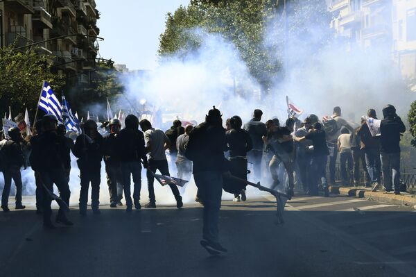 Потпис разбеснео Грке: Гореле заставе САД и НАТО, Помпеу поручили — Иди кући! (фото, видео) - Sputnik Србија