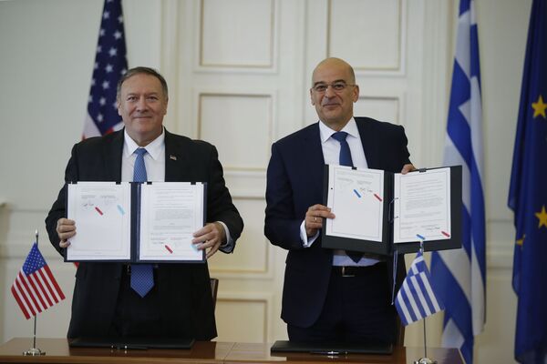 Потпис разбеснео Грке: Гореле заставе САД и НАТО, Помпеу поручили — Иди кући! (фото, видео) - Sputnik Србија