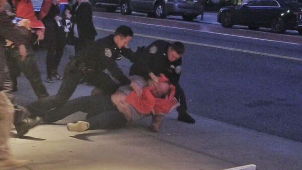 Njujorška policija hapsi albanskog demonstranta u Njujorku, na premijeri filma Borisa Malagurskog - Sputnik Srbija