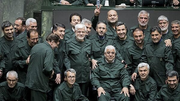 Iranski političari u vojnoj uniformi Korpusa Čuvara islamske revolucije na sednici parlamenta u Teheranu.  - Sputnik Srbija