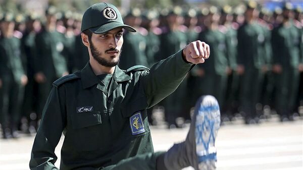 Iranski oficir Korpusa Čuvara islamske revolucije sa zastavom Izraela na čizmi za vreme smotre u vojnoj akademiji u Teheranu - Sputnik Srbija