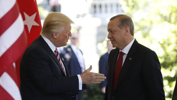 Председник САД Доналд Трамп и председник Турске Реџеп Тајип Ердоган у Белој кући у Вашингтону - Sputnik Србија