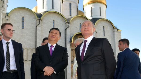 Председатель КНР Си Цзиньпин и президент России Владимир Путин во время экскурсии по Кремлю - Sputnik Србија