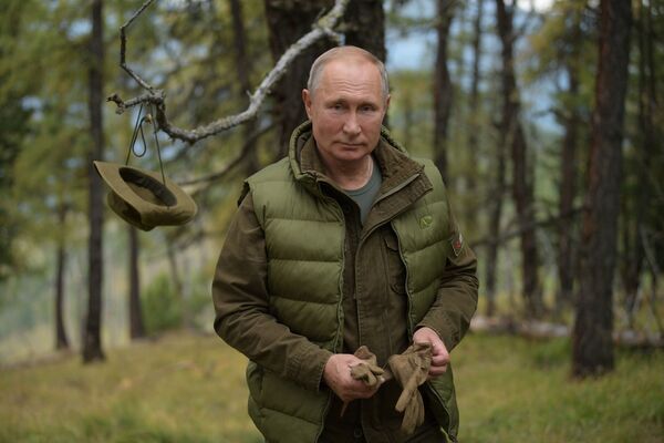 Predsednik Rusije Vladimir Putin i ministar odbrane Rusije Sergej Šojgu u šetnji tajgom - Sputnik Srbija