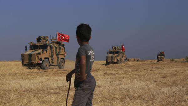 Турске снаге патролирају у зони безбедности на сиријској страни границе са Турском - Sputnik Србија