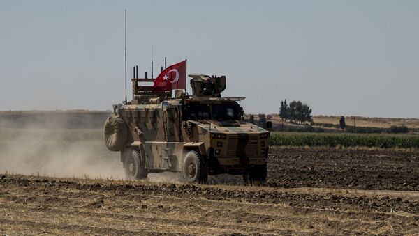 Турско војно оклопно возило током патроле у зони безбедности у Сирији - Sputnik Србија