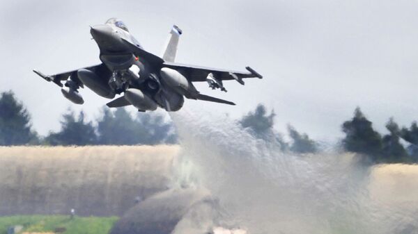 Авион Ф-16 полеће са војне базе Шпангдалем у Немачкој - Sputnik Србија