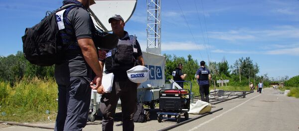 Predstavnici OEBS-a na kontrolnom punktu Stanica Luganska u Donbasu - Sputnik Srbija