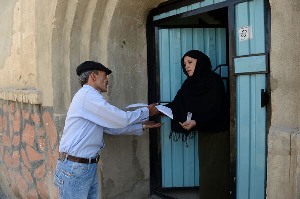 На овој фотографији, снимљеној 11. јуна 2013, авганистански поштар Мухамед Рахим доставља писма становнику у насељу Карт-е-Сакхи у Кабулу.
 - Sputnik Србија