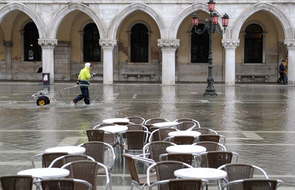 Поштар прелази поплављени трг Светог Марка у Венецији 3. новембра 2009. - Sputnik Србија