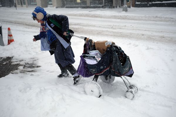 Žena poštar vuče svoja poštarska kolica po snegom pokrivenoj ulici tokom zimske oluje u Njujorku, 9. februara 2017. godine. - Sputnik Srbija