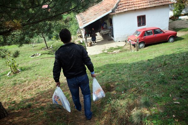 Poštar Filip Filipović donosi namirnice porodici 7. oktobra 2013. godine u blizini Kuršumlijske Banje, oko 300 km južno Beograda. - Sputnik Srbija