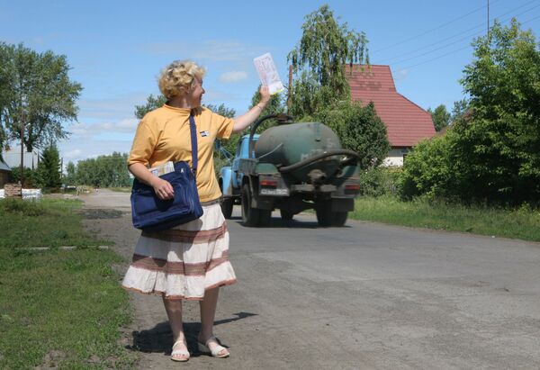 Poštar donosi poštu stanovnicima sela Borovoje u ruskoj Novosibirskoj oblasti. - Sputnik Srbija