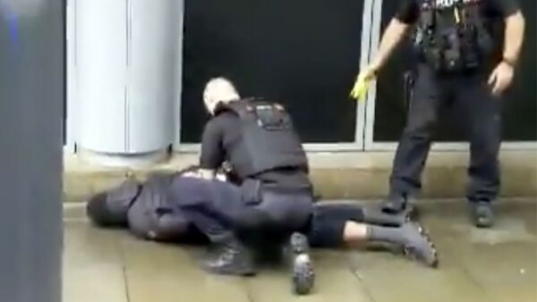 Полиција савладава нападача у Манчестеру - Sputnik Србија