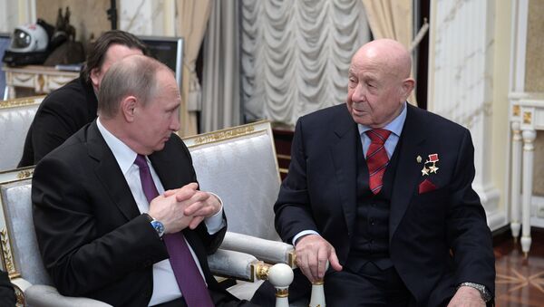 Predsednik Rusije Vladimir Putin i kosmonaut Aleksej Leonov - Sputnik Srbija