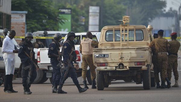 Снаге безбедности испред ресторана који је нападнут у Уагадугу у Буркини Фасо - Sputnik Србија