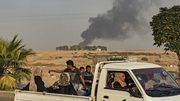 Arapi i Kurdi beže nakon turskog bombardovanja sirijskog grada Ras el Ajn - Sputnik Srbija