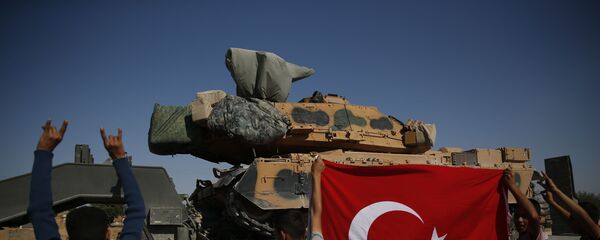 Deca pozdravljaju turske vojne snage u mestu Sanliurfa u blizini granice sa Sirijom - Sputnik Srbija