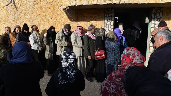 Sirijske izbeglice prelaze humanitarni koridor u provinciji Idlib - Sputnik Srbija