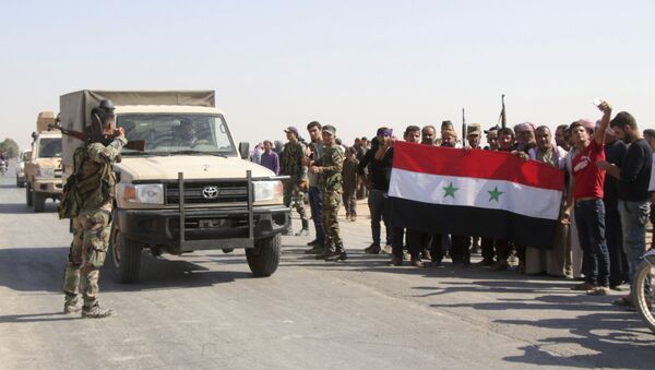 Meštani pozdravljaju sirijske trupe koje ulaze u selo Gebeš zapadno od Tal Tamira na severu Sirije - Sputnik Srbija