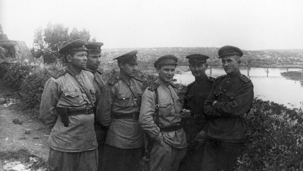 Специјални дописник агенције ТАСС, капетан Павел Лукницки (трећи с лева) на тек ослобођеном Калемегдану, 20. октобра 1944. - Sputnik Србија